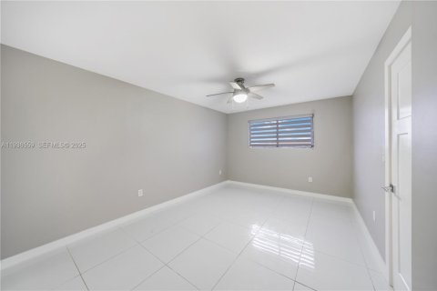 Condo in Miami, Florida, 2 bedrooms  № 1994586 - photo 10