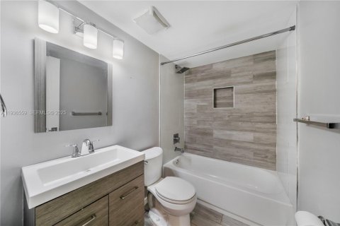 Condo in Miami, Florida, 2 bedrooms  № 1994586 - photo 13