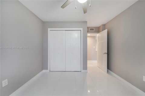 Condo in Miami, Florida, 2 bedrooms  № 1994586 - photo 11