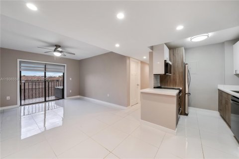 Condo in Miami, Florida, 2 bedrooms  № 1994586 - photo 8