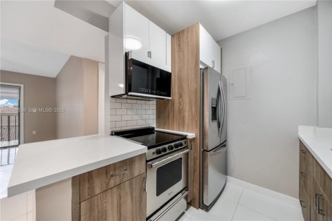 Condo in Miami, Florida, 2 bedrooms  № 1994586 - photo 5