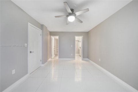 Condo in Miami, Florida, 2 bedrooms  № 1994586 - photo 14