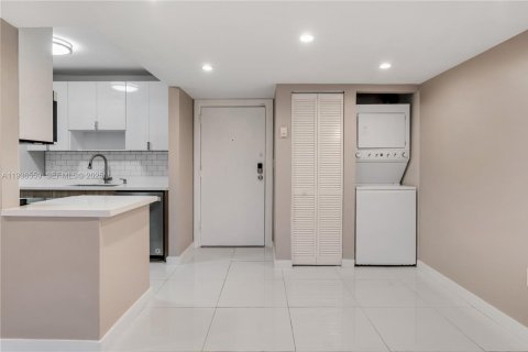 Condo in Miami, Florida, 2 bedrooms  № 1994586 - photo 4