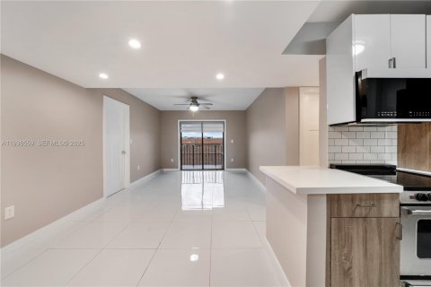 Condo in Miami, Florida, 2 bedrooms  № 1994586 - photo 7