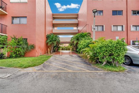 Condo in Miami, Florida, 2 bedrooms  № 1994586 - photo 2