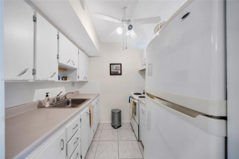 Condo in Miami, Florida, 1 bedroom  № 1978589 - photo 7