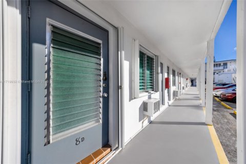 Condo in Miami, Florida, 1 bedroom  № 1978589 - photo 18