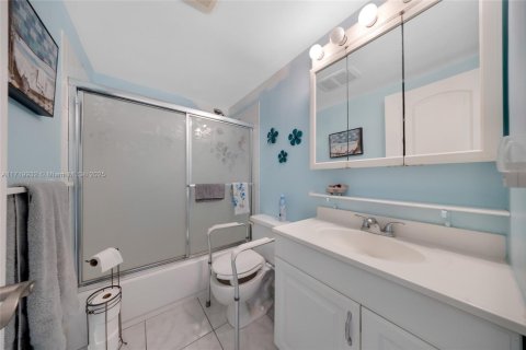 Condo in Miami, Florida, 1 bedroom  № 1978589 - photo 11