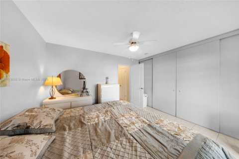 Condo in Miami, Florida, 1 bedroom  № 1978589 - photo 14