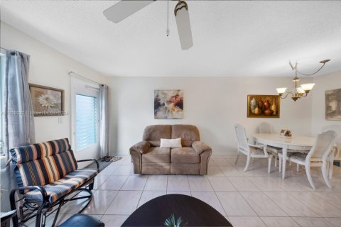 Condo in Miami, Florida, 1 bedroom  № 1978589 - photo 5