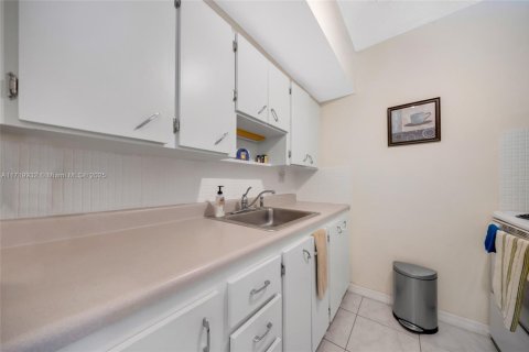 Condo in Miami, Florida, 1 bedroom  № 1978589 - photo 8