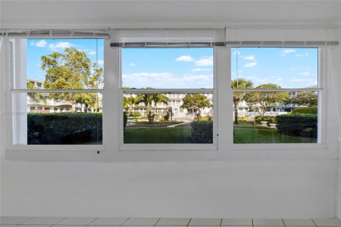 Condo in Miami, Florida, 1 bedroom  № 1978589 - photo 16