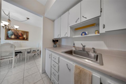 Condo in Miami, Florida, 1 bedroom  № 1978589 - photo 10