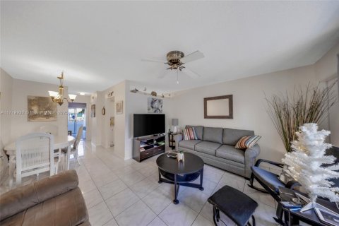 Condo in Miami, Florida, 1 bedroom  № 1978589 - photo 1