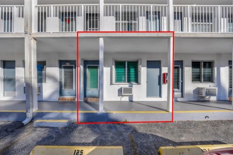 Condo in Miami, Florida, 1 bedroom  № 1978589 - photo 19