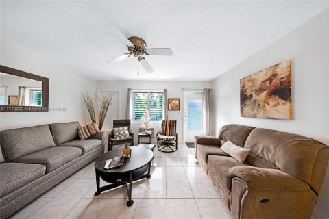 Condo in Miami, Florida, 1 bedroom  № 1978589 - photo 3