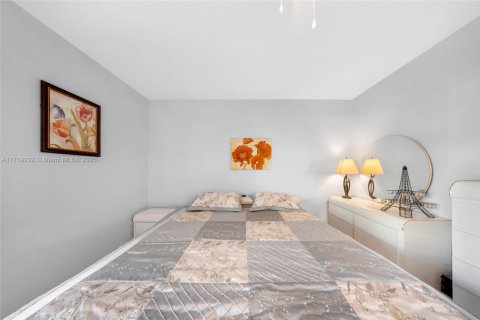 Condo in Miami, Florida, 1 bedroom  № 1978589 - photo 13