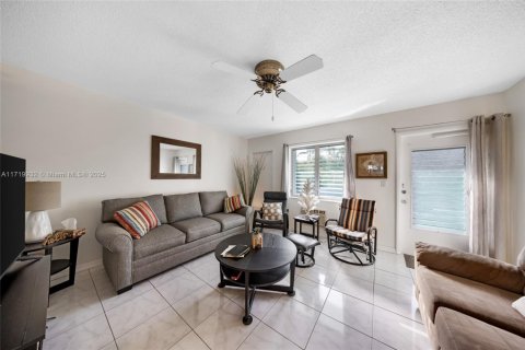 Condo in Miami, Florida, 1 bedroom  № 1978589 - photo 2
