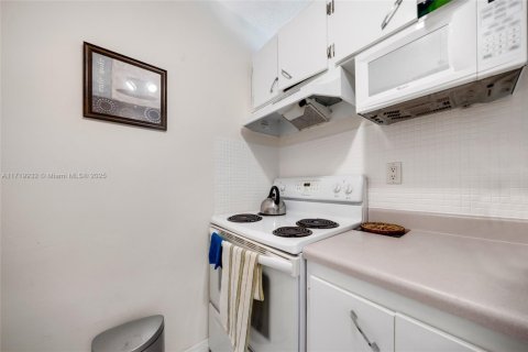 Condo in Miami, Florida, 1 bedroom  № 1978589 - photo 9