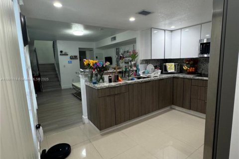 Condo in Hialeah Gardens, Florida, 3 bedrooms  № 1862033 - photo 9