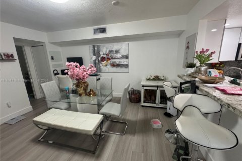 Condo in Hialeah Gardens, Florida, 3 bedrooms  № 1862033 - photo 13