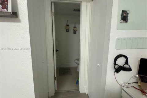 Condo in Hialeah Gardens, Florida, 3 bedrooms  № 1862033 - photo 17