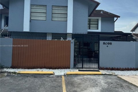 Condo in Hialeah Gardens, Florida, 3 bedrooms  № 1862033 - photo 1