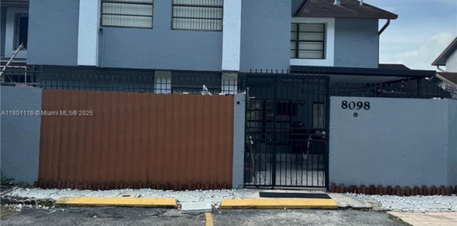 Condo in Hialeah Gardens, Florida, 3 bedrooms  № 1862033