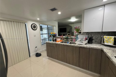 Condo in Hialeah Gardens, Florida, 3 bedrooms  № 1862033 - photo 11