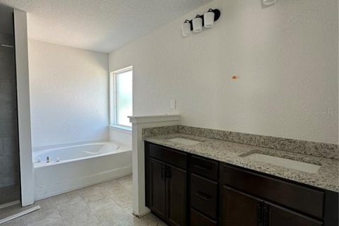 House in Oxford, Florida 4 bedrooms, 204.38 sq.m. № 2148554 - photo 4