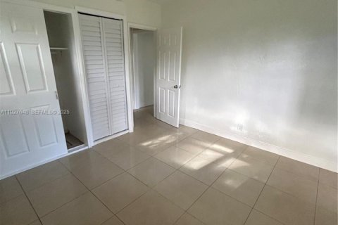 Снять в аренду виллу или дом в Форт-Лодердейл, Флорида 3 спальни, 182.27м2, № 1987908 - фото 5