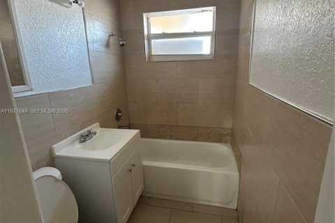 Снять в аренду виллу или дом в Форт-Лодердейл, Флорида 3 спальни, 182.27м2, № 1987908 - фото 4