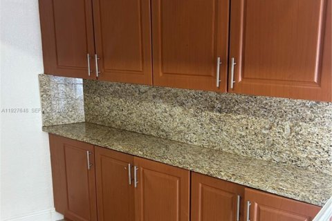 Снять в аренду виллу или дом в Форт-Лодердейл, Флорида 3 спальни, 182.27м2, № 1987908 - фото 12