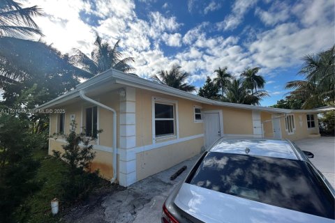 Снять в аренду виллу или дом в Форт-Лодердейл, Флорида 3 спальни, 182.27м2, № 1987908 - фото 2