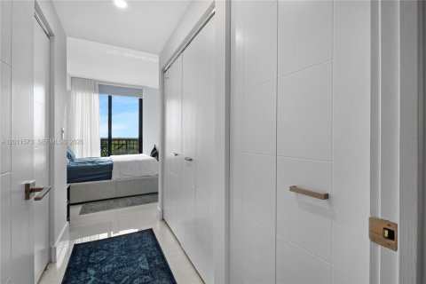 Condominio en venta en Coral Gables, Florida, 1 dormitorio, 66.24 m2 № 2076134 - foto 17