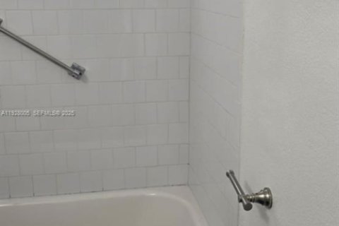 Appartement à louer à Hollywood, Floride: 1 chambre, 1038.55 m2 № 1987726 - photo 3