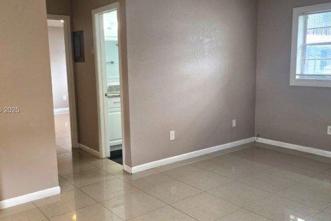 Appartement à louer à Hollywood, Floride: 1 chambre, 1038.55 m2 № 1987726 - photo 2