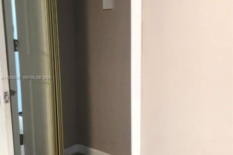 Appartement à louer à Hollywood, Floride: 1 chambre, 1038.55 m2 № 1987726 - photo 6