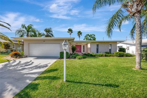 House in Largo, Florida 3 bedrooms, 169.45 sq.m. № 1643275 - photo 1