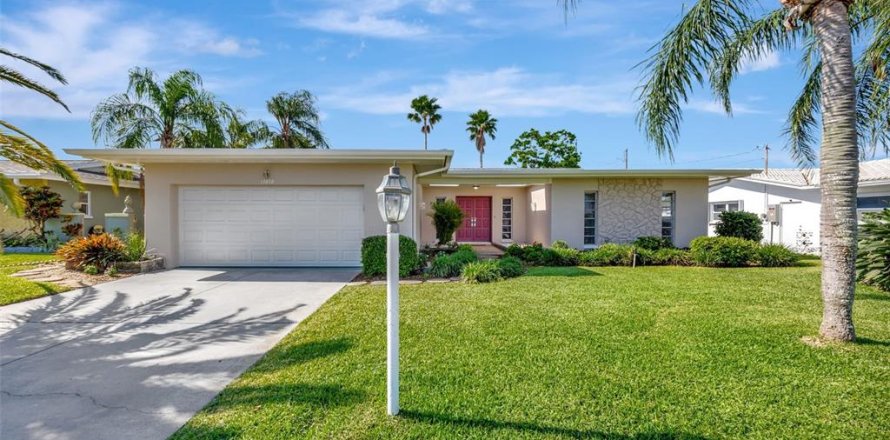 House in Largo, Florida 3 bedrooms, 169.45 sq.m. № 1643275