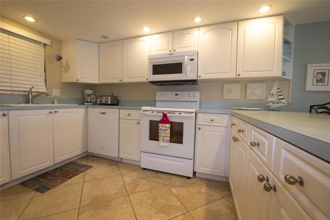 Condo in New Smyrna Beach, Florida, 2 bedrooms  № 2108443 - photo 9