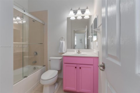 Купить таунхаус в Дорал, Флорида 4 спальни, 166.57м2, № 1996987 - фото 23