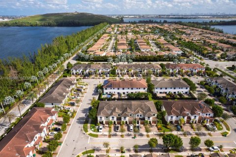 Купить таунхаус в Дорал, Флорида 4 спальни, 166.57м2, № 1996987 - фото 28