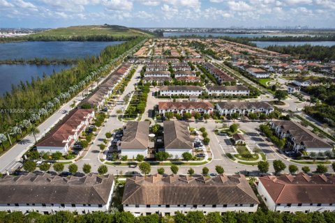 Купить таунхаус в Дорал, Флорида 4 спальни, 166.57м2, № 1996987 - фото 30