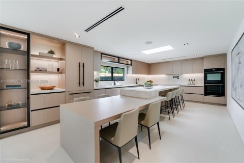 Villa ou maison à vendre à Miami, Floride: 6 chambres, 307.69 m2 № 1993727 - photo 4