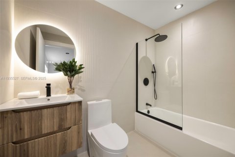 Villa ou maison à vendre à Miami, Floride: 6 chambres, 307.69 m2 № 1993727 - photo 16