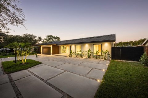 Villa ou maison à vendre à Miami, Floride: 6 chambres, 307.69 m2 № 1993727 - photo 19