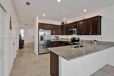 Villa ou maison à vendre à Hialeah, Floride: 4 chambres, 238.85 m2 № 2077551 - photo 15