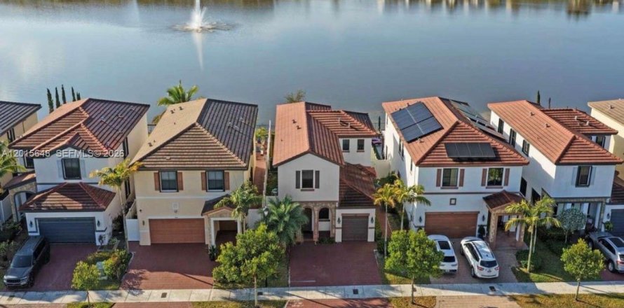 Villa ou maison à Hialeah, Floride 4 chambres, 238.85 m2 № 2077551