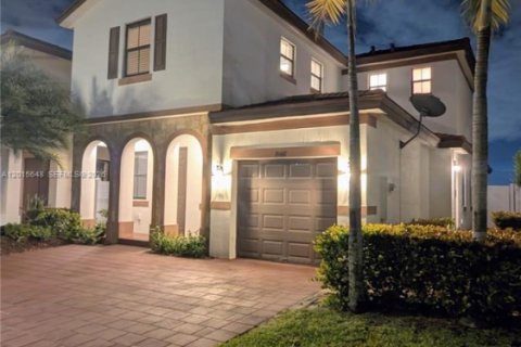 Villa ou maison à vendre à Hialeah, Floride: 4 chambres, 238.85 m2 № 2077551 - photo 6